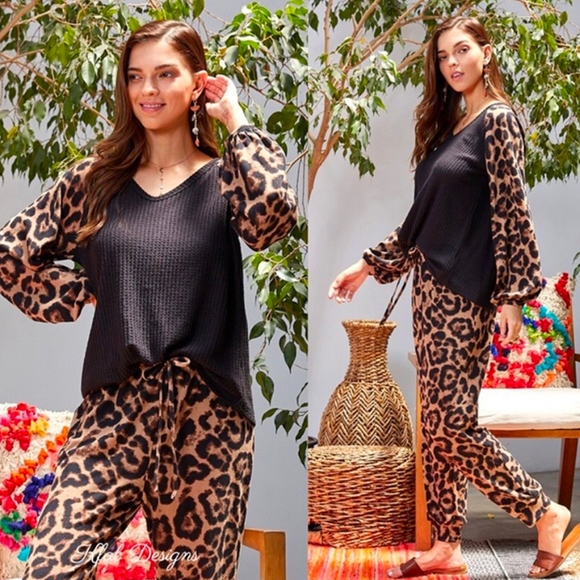 Neck Ballon Sleeve Leopard Contrast Top - Picture 5 of 8